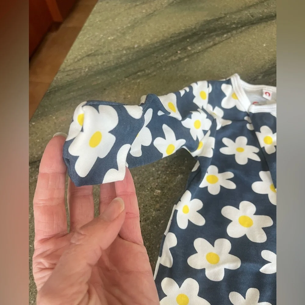 2pack Newborn (5-8lbs) Magnetic closure and Built in mittens!